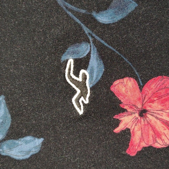 Small Hollister T shirt - Picture 2 of 4